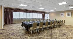DoubleTree Meeting Room with Black Table and Chairs