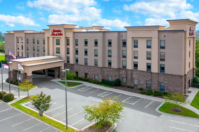 Hampton Inn and Suites Hotel Exterior