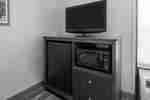 Téléviseur HD, four à micro-ondes et mini réfrigérateur dans une chambre d'hôtel