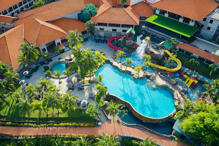 Vue aérienne de la piscine extérieure