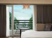 King room with balcony access and sea view