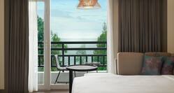 King room with balcony access and sea view