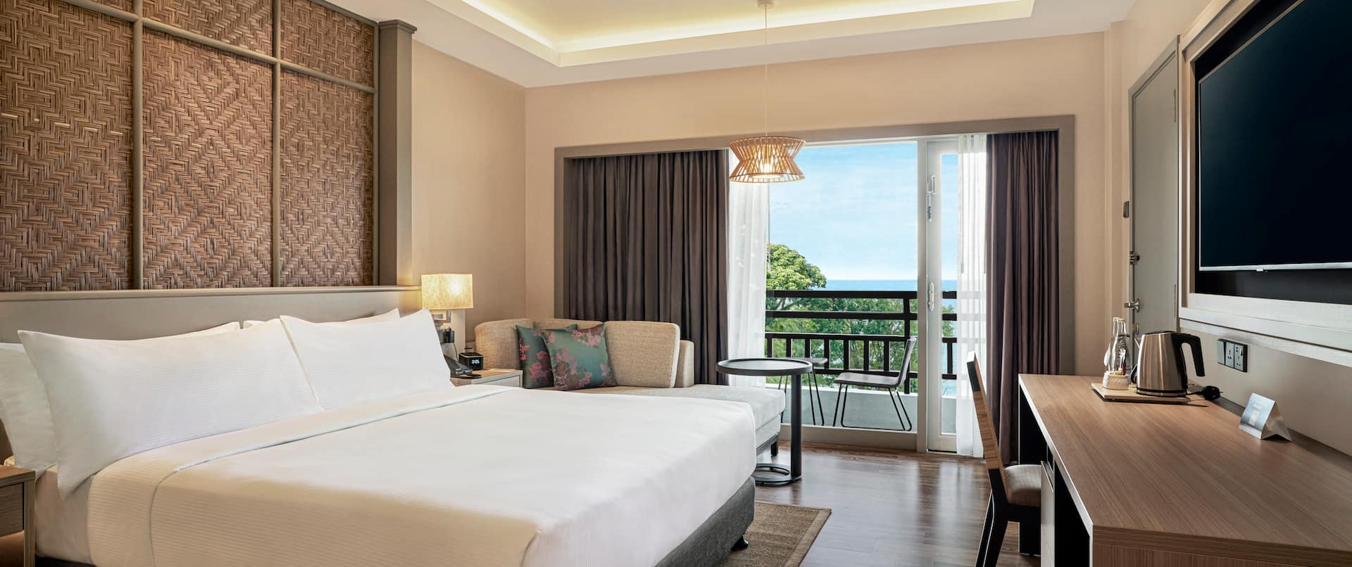 King guest room with balcony, sea view and wall mounted TV