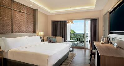 King guest room with balcony, sea view and wall mounted TV