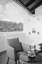 酒店套房露台的休息区