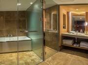 King Premium Suite Bathroom 