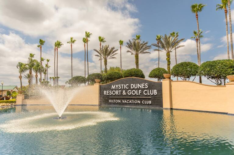 Piscine extérieure avec panneau indiquant Mystic Dunes Resort et Golf Club