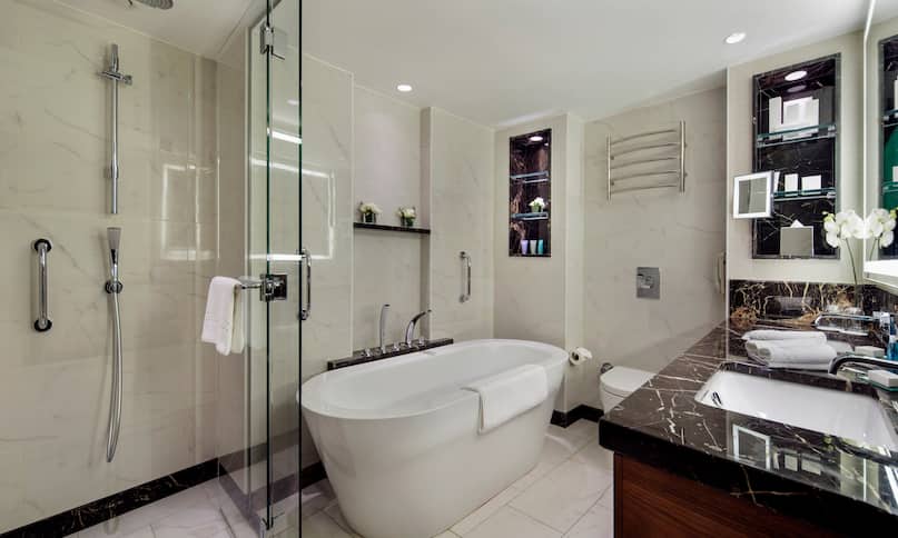 Badezimmer der Bosphorus Suite mit begehbarer Dusche und Badewanne, vor der Umstellung
