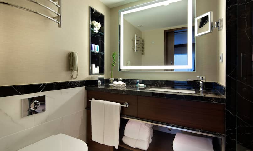 Badezimmer der Familiensuite, Toilettentisch, Spiegel, Handtücher – früherer Übergang