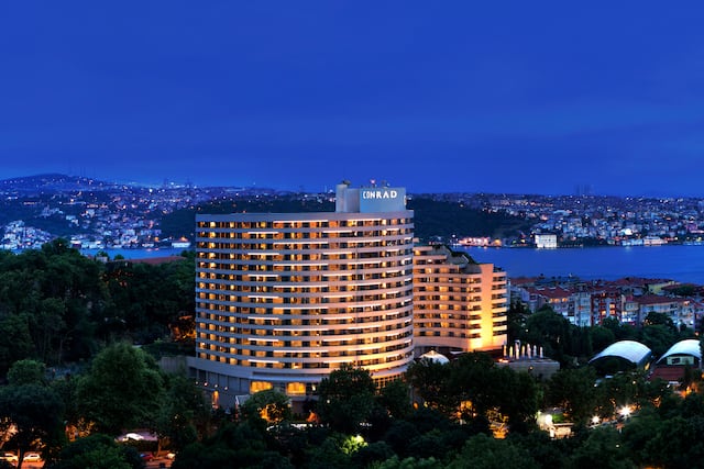 Extérieur de l'hôtel au crépuscule