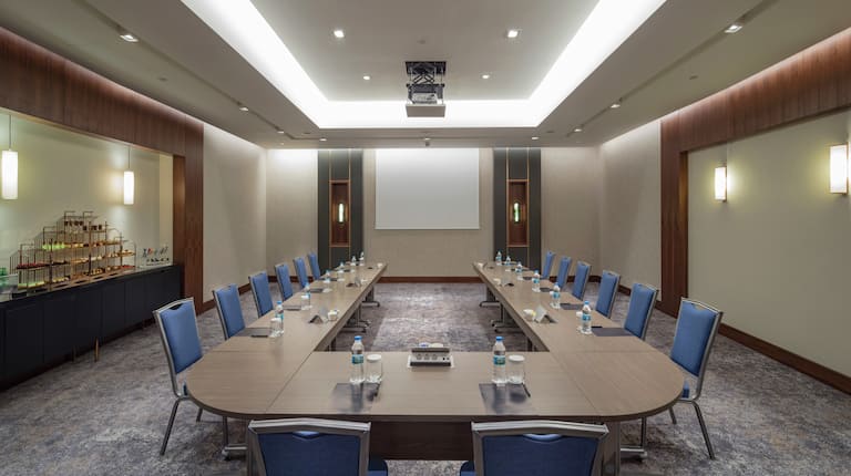 U Shaped Meeting Room with seating for 14 guests