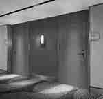 İki misafir odası kapısı bulunan koridor resmi