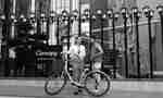 Dos personas con una bicicleta fuera del hotel