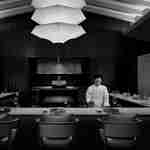 主廚在櫃台後烹調