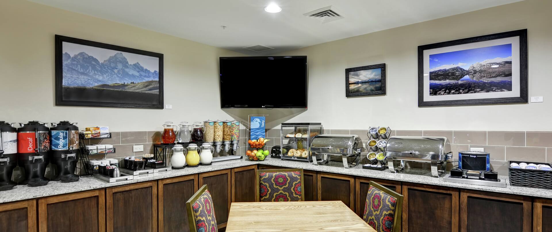 Breakfast Bar and Dining Area