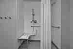 Bagno per disabili con doccia ad accesso facilitato