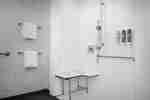 Bagno attrezzato per ospiti con disabilità con doccia ad accesso facilitato