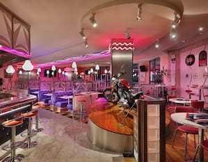 Bar, Dining Area and Decor in Manhattan Sports Diner