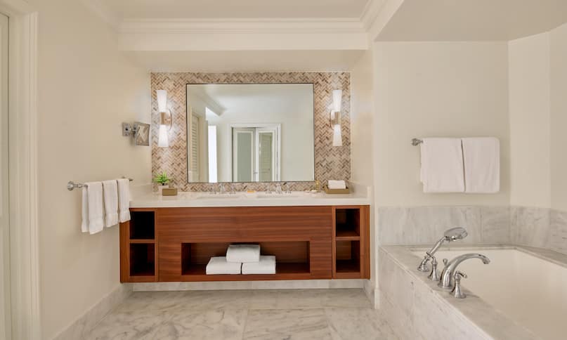 Napua Nani Suite Bathroom-previous-transition