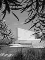 Fauteuils dans les jardins de l'hôtel avec vue sur la mer