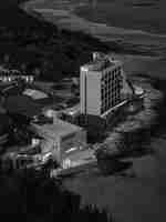 Bâtiment moderne avec piscine sur le toit sur un récif surplombant la mer
