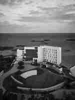 Hôtel au crépuscule avec la mer en arrière-plan