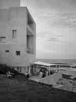 Bar et restaurant de l'hôtel au bord de la plage, au crépuscule, avec plusieurs hôtes