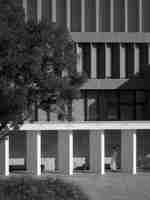 Femme marchant sous les arcades de l'hôtel