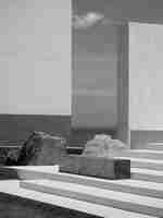 Banc dans les jardins de l'hôtel avec vue sur la mer