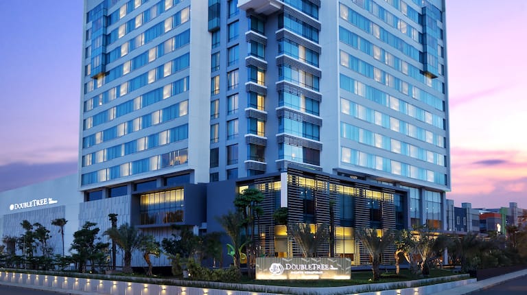 Eksterior Hotel DoubleTree saat Matahari Terbenam