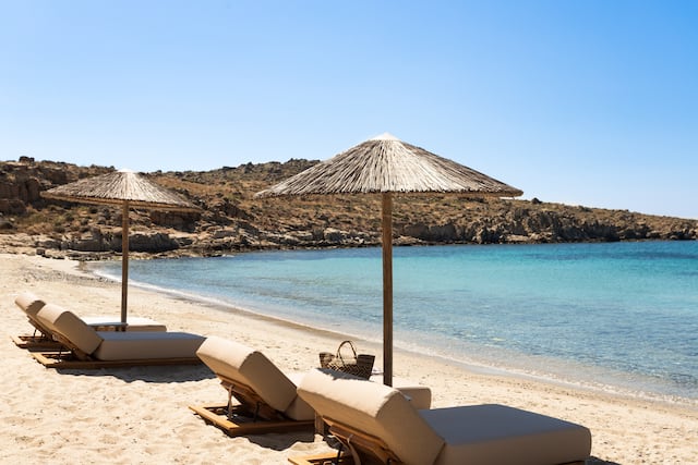 Strand mit Liegestühlen und Sonnenschirmen