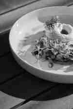 Beyaz tabaktaki yiyeceklerin yakın çekim fotoğrafı 