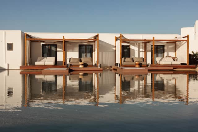 Außenterrasse des Zimmers mit Liegestühlen am Swimmingpool