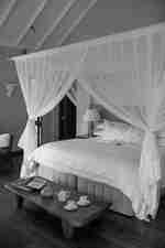 寬敞的臥室設有四張鋪設蚊帳的睡床