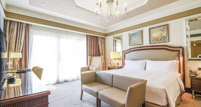 Grand Deluxe Guest Room with King Bed and Work Desk 