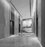 Hala pro přístup do výtahů s uměním na zdi