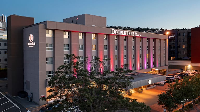 Außenbereich des Hotels bei Abenddämmerung