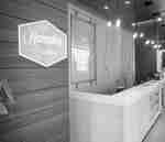 프론트 데스크 및 인접 호텔 표지판 