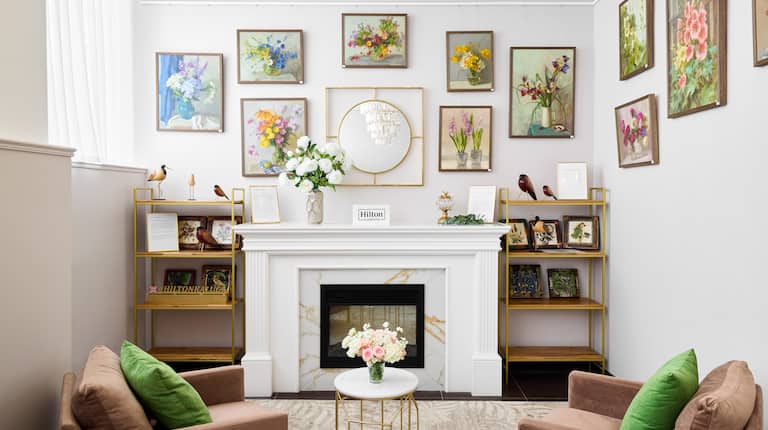 Зона отдыха в вестибюле отеля с камином