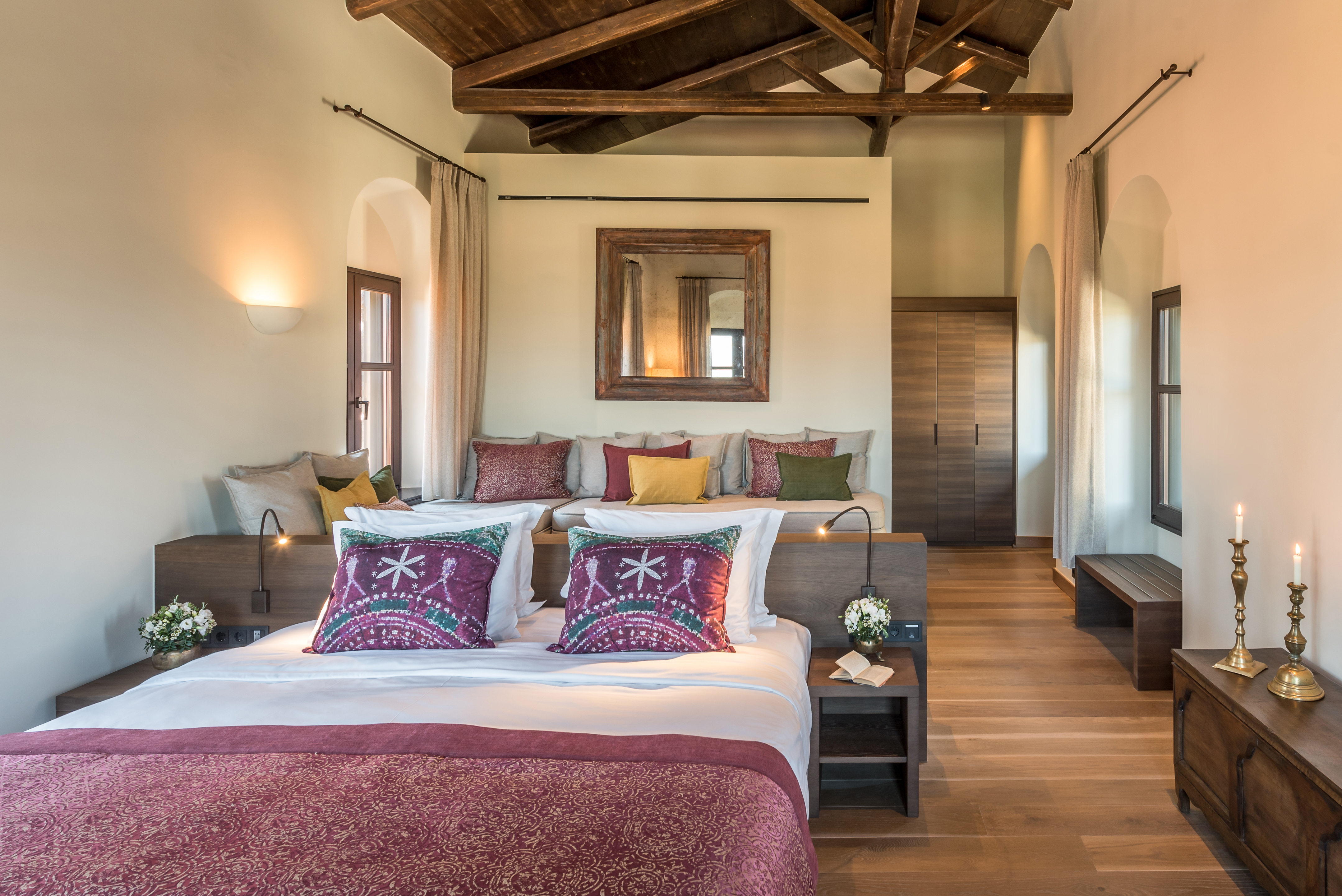 Yataklı ve oturma alanlı misafir odası