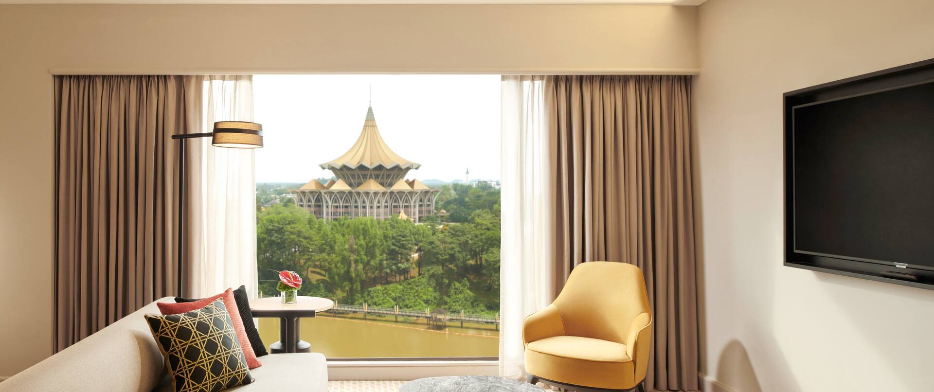 ruang tamu suite dengan tempat tidur king dan pemandangan sungai