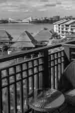 可俯瞰茅草小屋的露台，延伸至水中。