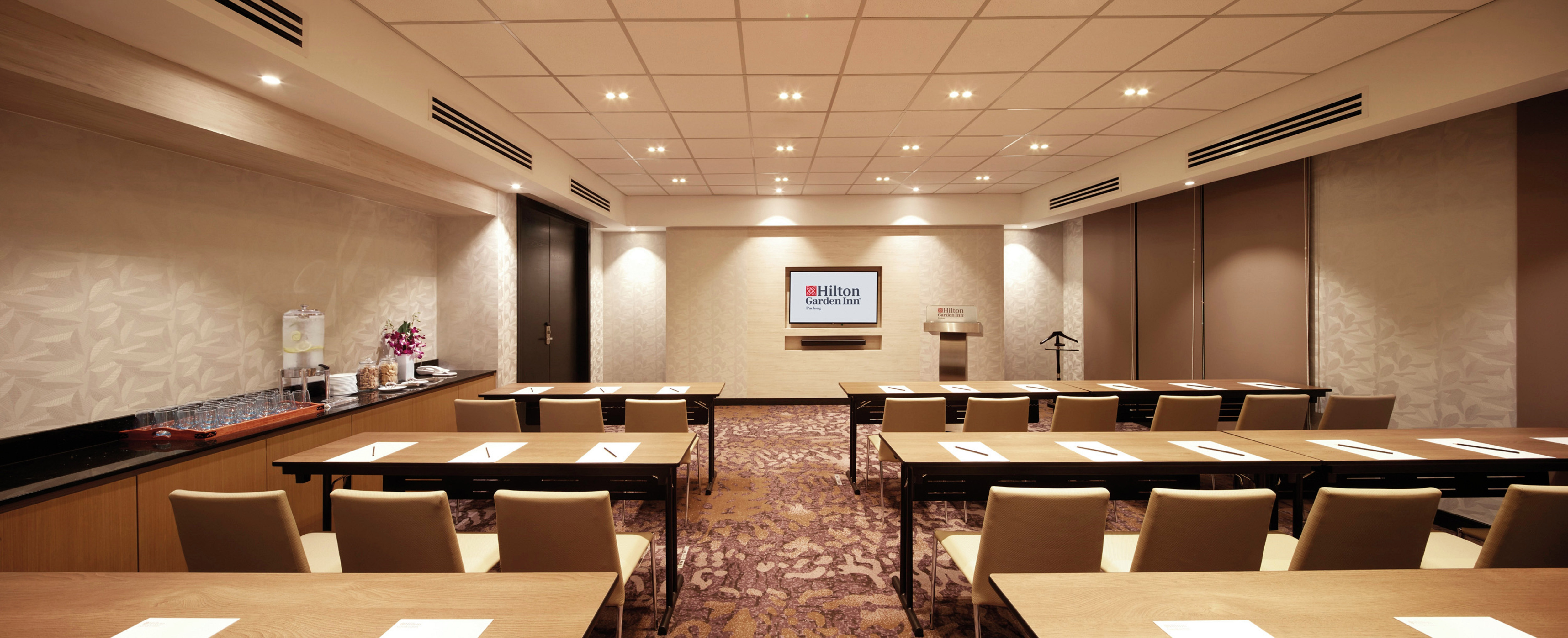 Enjoy the very latest in audio-visual technology in our meeting rooms.