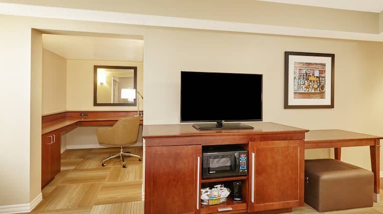 King Executive Room Work Area and TV