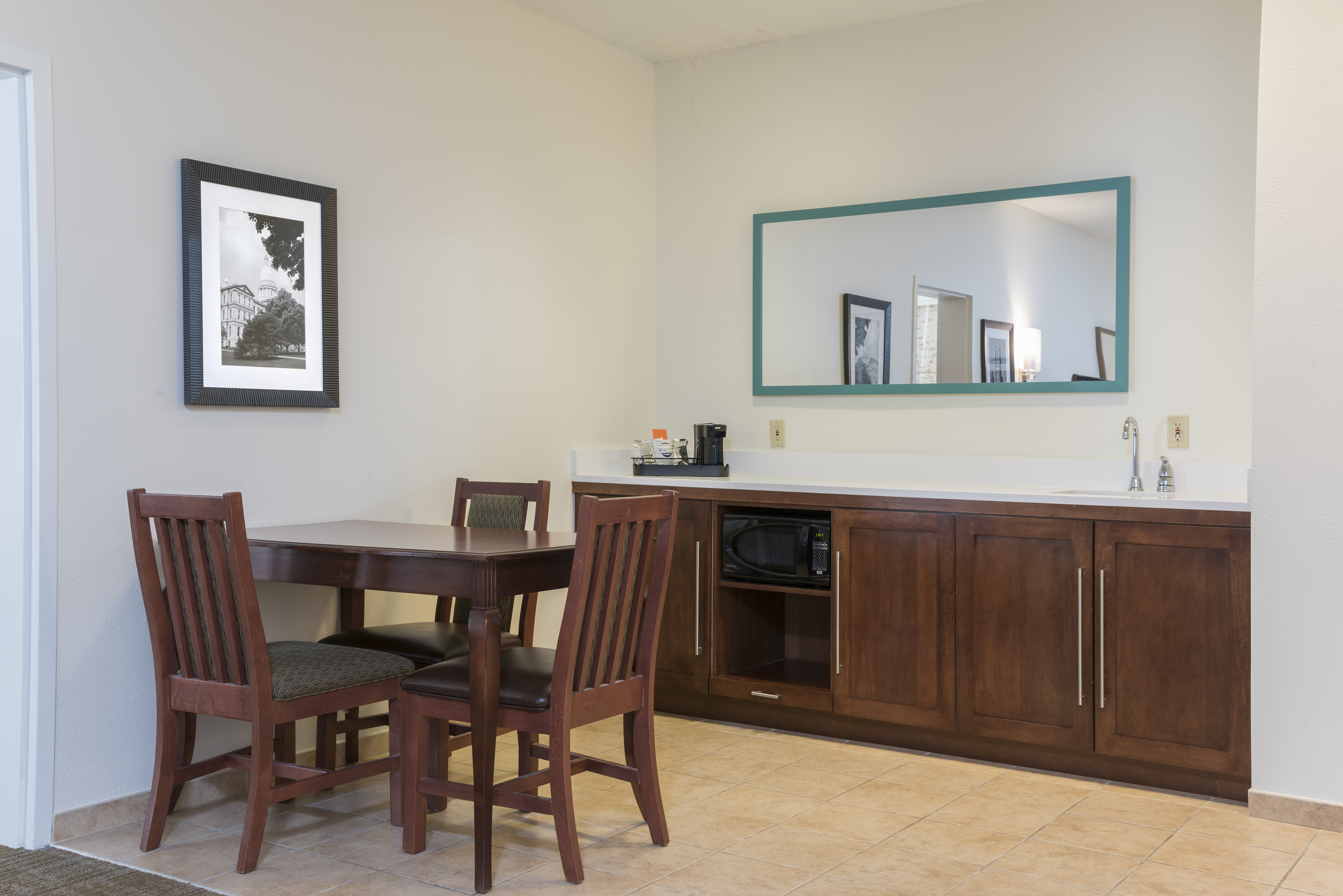 Suite Wet Bar Kitchen Area with Dining Table