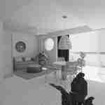 Sviitin oleskelutila, jossa ruokapöytä ja mukava sohva