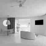 Sviitin oleskelutila, jossa ruokapöytä, sohva ja parveke