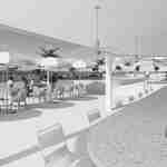 Runsaasti istumapaikkoja ulkouima-altaan lähellä