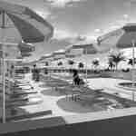 Uima-altaan äärellä sijaitseva oleskelutila