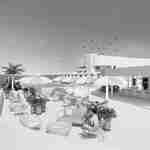 Runsaasti istumapaikkoja ulkouima-altaan lähellä